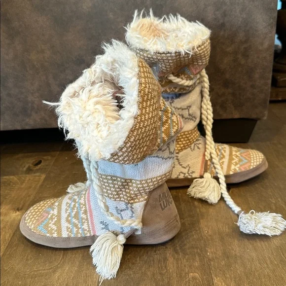 Muk Luks Tan and Cream Knit Boots with Tassels - Picture 4 of 8